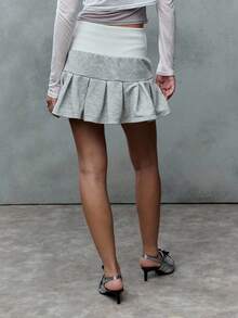 SHEIN Unity Tout le plaisir d'une jupe de tennis coquette mais avec le confort de votre survêtement préféré. Cette mini-jupe plissée douce est faite d'un tissu polaire douillet - parfaite pour réussir ce look sportif pour femmes avec une touche originale. - Gris - Voir 2