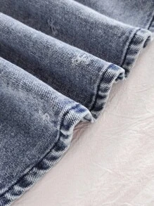 SHEIN 1 chiếc váy denim tay lỡ màu xanh nhạt tươi mát và mơ mộng cho bé gái mùa hè! Chi tiết nơ vui tươi và tay áo lửng thanh lịch làm cho chiếc váy này trở thành lựa chọn hoàn hảo cho những chuyến đi chơi, những ngày thường ở nhà hoặc các bữa tiệc, thể hiện nét quyến rũ độc đáo. - Màu xanh lam - Xem 6