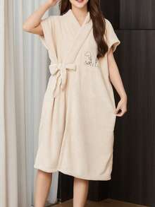 SHEIN 1pc Coral Fleece Pineapple Pattern Cute Embroidered Sleeveless Bathrobe Home Clothes Wearable Bath Towel Cardigan Style Women's Bathrobe Robe Home Robe Soft And Absorbent - Purple - View 10