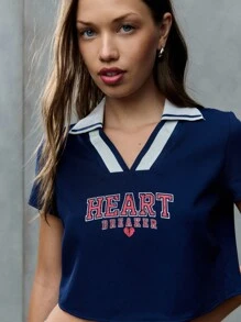 SHEIN Unity 这款学院风“Heartbreaker”Polo短款上衣，尽显一流活力。完美契合返校季，定会让女性为之倾倒。 - 霧霾藍 - 查看 3