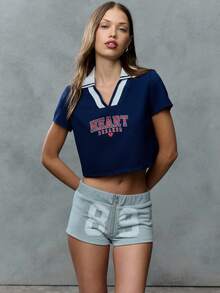 SHEIN Unity 这款学院风“Heartbreaker”Polo短款上衣，尽显一流活力。完美契合返校季，定会让女性为之倾倒。 - 霧霾藍 - 查看 4