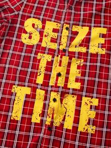 1 Stück Lässiges Sport College Street Hemd mit rotem kariertem Graffiti Großbuchstaben für Teenager Jungen, geeignet für Kinderoutfits, Kleinkind Jungen Kleidung, Schulanfang, Jungen Set, geeignet für Geburtstagsfeiern, Abendveranstaltungen, Aufführungen, Hochzeiten, Taufen, Eröffnungszeremonien, geeignet für den täglichen Gebrauch, Schule, Reisen, Sport, für Frühling, Herbst und Winter Saison