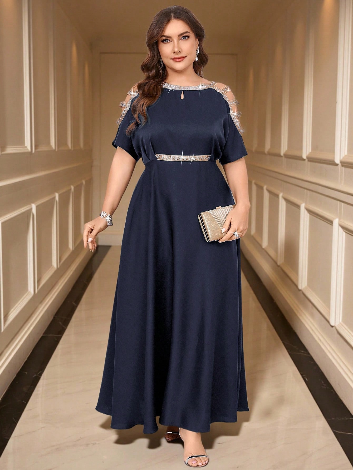 Gownix فستان طويل أنيق بياقة منحرفة للمرأة بمقاسات...