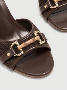 CUCCOO BIZCHIC 8.8厘米鞋跟高棕色PU混合金色扣装饰复古时尚圆头穆勒高跟凉鞋 - 棕色 - 查看 6