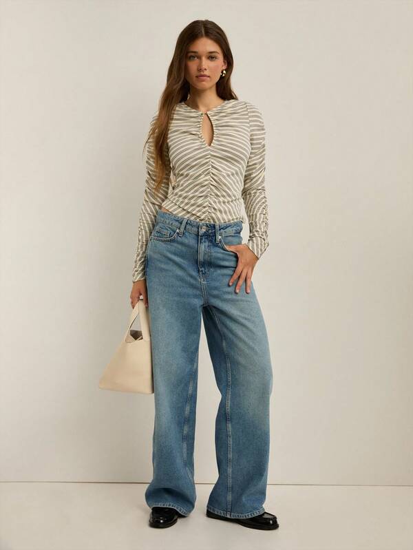 Nöista Nöista Chic Striped Ruched Top With Keyhole Neckline. Elegant Fitted Long Sleeves And Gathered Detail Create A Stylish Look, Perfect For Chic Women's Outfits, Evening Wear, Or An Elegant Blouse For Parties.