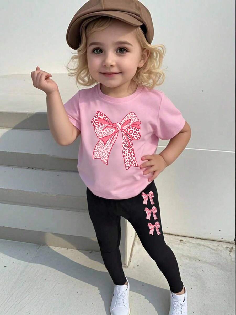 SHEIN 1 套女孩休闲时尚创意卡通可爱粉色豹纹蝴蝶结图案印花圆领短袖 T 恤和紧身裤套装,舒适的春夏装 - 彩色 - 查看 1