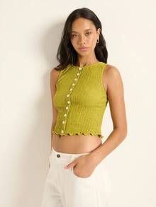 Nöista Esta blusa verde-oliva sem mangas apresenta delicados botões florais e um charmoso acabamento com barra assimétrica - perfeita para um estilo cottagecore! Ideal para usar em camadas com roupas de festa, para a volta às aulas ou para compor looks femininos fofos de primavera e outono. - Verde Azeitona - Ver 5