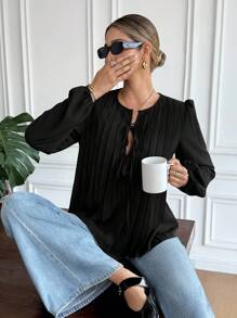 SHEIN Frenchy Blusa negra casual de mujer con pliegues y lazo delantero, ideal para volver al colegio en otoño, conciertos de música country, y atuendo casual de negocios para maestras - Negro - Ver 3