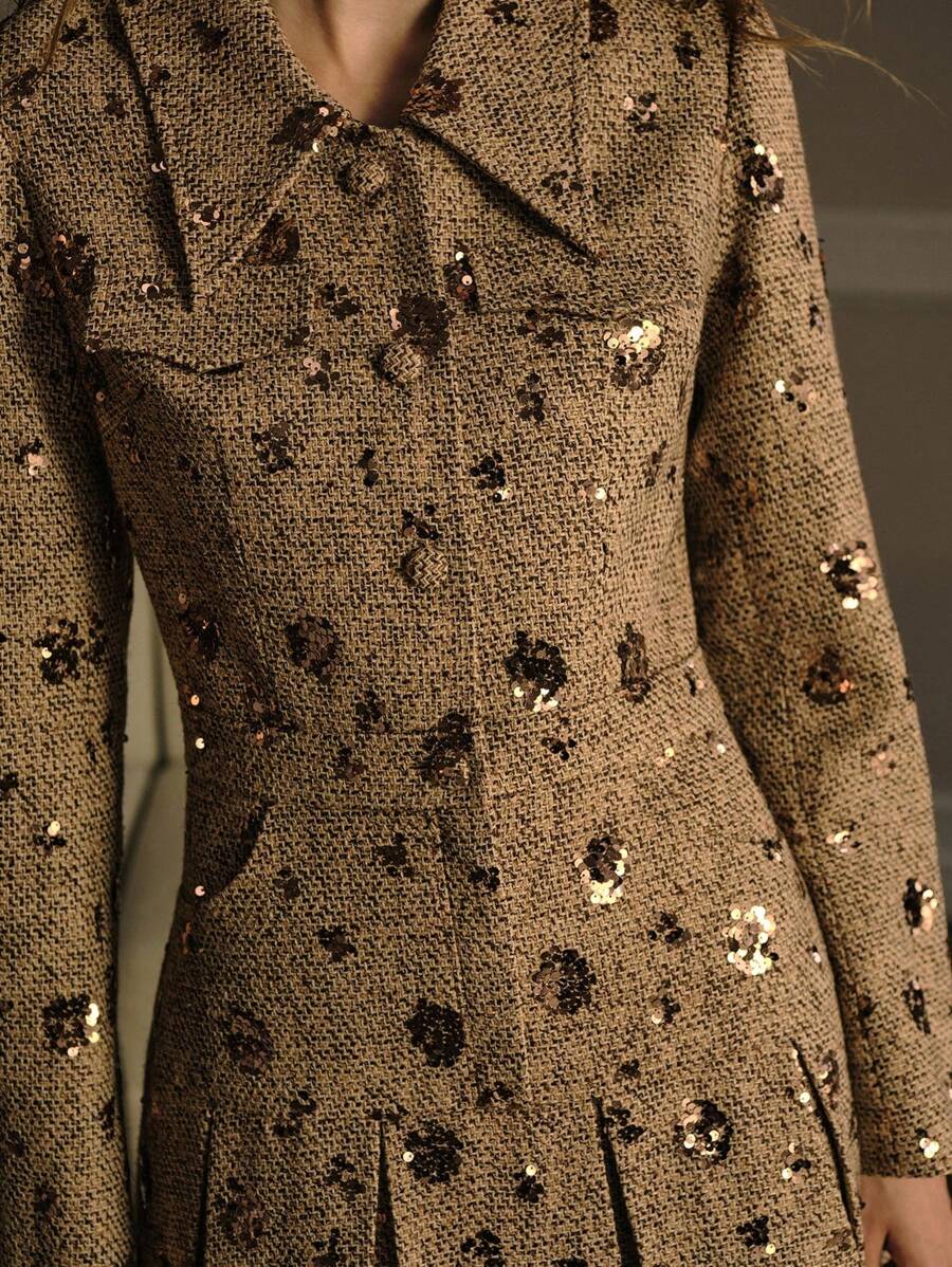 MOTF PREMIUM 粗花呢刺绣亮片串珠褶皱下摆修身短款连衣裙