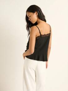 Nöista 吊带上衣饰有荷叶边和精致的蕾丝边，打造出妩媚动人的现代造型，非常适合夜间外出装扮、派对造型和女士冬季叠穿；这款吸睛单品是约会、节日圣诞造型、新年庆祝活动和时尚季节装扮的理想之选。 - 黑色 - 查看 2