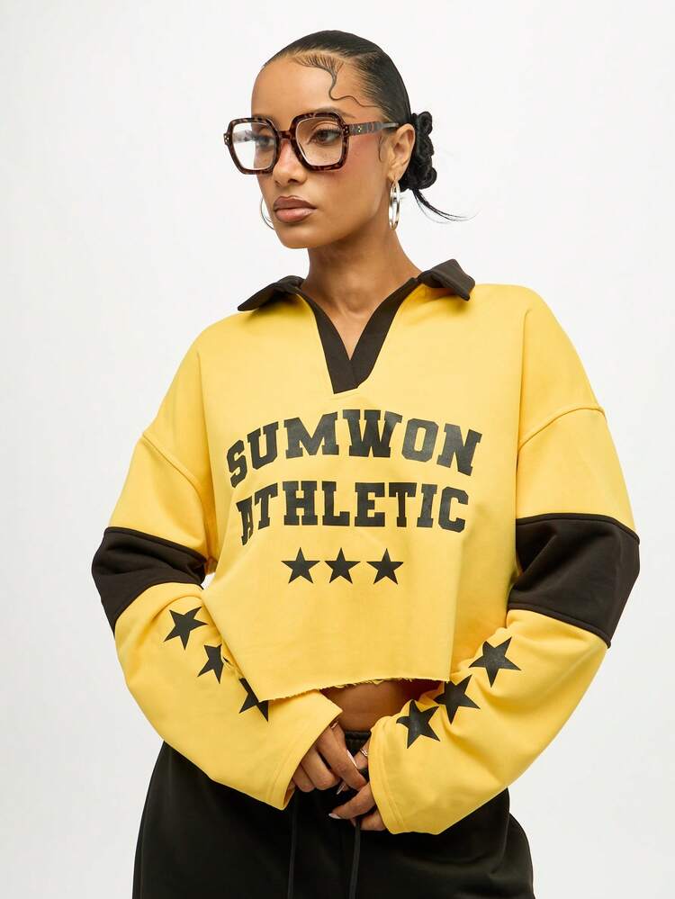 SUMWON WOMEN بلوزة بولو رجبي بأكمام طويلة بطراز جامعي مع شريط أسود متباين في الأكمام والنجوم، طلعة جمالية خريفية وشتوية، بلوزة كاجوال بطراز بريبي - أصفر - مشاهدة 5