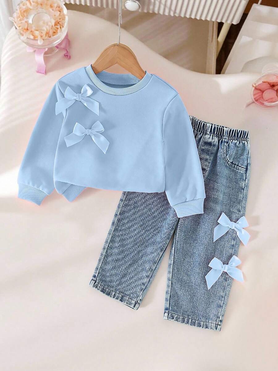 SHEIN Playful Pals 2 件女童休闲时尚圆领灯笼袖蝴蝶结装饰运动衫和松紧腰宽松直筒牛仔裤套装，适合春季、秋季和返校季
