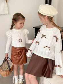 LMoss Kids Bộ đồ đôi LMoss French Chic cho bé gái tuổi teen, gồm áo thun cổ tròn màu trơn và chân váy mini bằng da PU, chân váy da trẻ em, chân váy da màu nâu, chân váy da dài tay cho bé gái, áo trắng, phong cách ấm áp mùa thu đông. - Đen và trắng - Xem 3