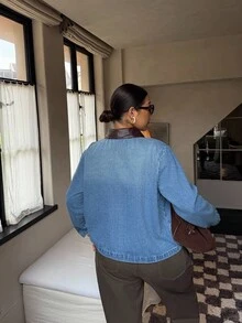 Dripcurv 大码女式复古PU拼接牛仔外套，简约日常穿搭，复古老钱风，适合秋冬新年穿着，复古牛仔外套，男友风牛仔外套，PU皮牛仔外套，秋冬牛仔外套，撞色领牛仔外套，时尚牛仔外套，圣诞牛仔外套，新年牛仔外套，冬季牛仔外套，休闲牛仔外套，工装牛仔外套，百搭牛仔外套，低调奢华牛仔外套，男友风牛仔外套，复古水洗牛仔外套 - 棕色PU撞色领，男友风版型，秋冬必备单品 - 藍色 - 查看 2