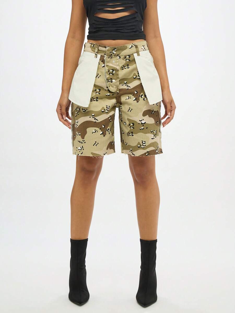SUMWON WOMEN 沙漠战斗牛仔百慕大短裤高腰内外拼接设计军装迷彩印花夏季节日街头风格休闲日常短裤 - 卡其色 - 查看 1