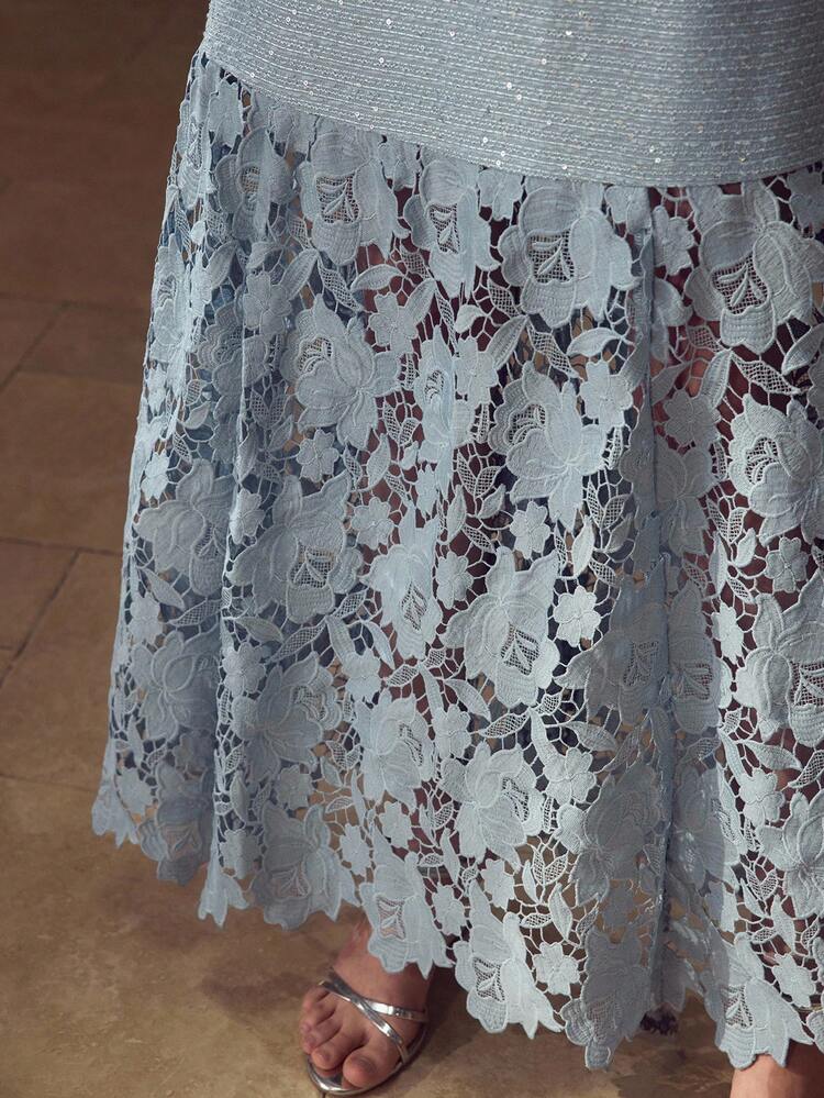 Abito lungo senza maniche con pannelli in pizzo guipure e tweed con paillettes