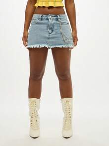 SUMWON WOMEN 复古图案牛仔迷你裙浅色水洗毛边高腰做旧夏季节日磨损下摆链条细节街头风格时尚宣言 - 藍色 - 查看 3