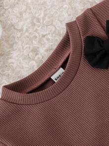 SHEIN Playful Pals 2 件装女婴夏季时尚简约可爱棕色长袖圆领连帽衫，带黑色蝴蝶结装饰，搭配黑色喇叭裤套装，适合日常穿着和拍照 - 棕色 - 查看 7