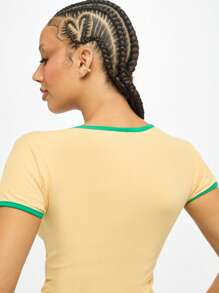 SUMWON WOMEN 经典 V 领修身 T 恤，带品牌标志，夏季时尚轻薄短款弹力休闲 T 恤 - 黃色 - 查看 6