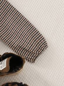 Playful Pals 年轻女孩编织格子荷叶边领口纽扣前部松紧袖口优雅长袖连衣裙，秋冬 - 棕色 - 查看 5