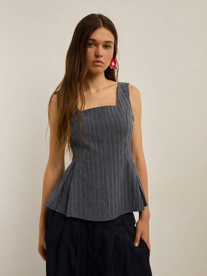 Nöista 别致上衣，采用结构化面料，方形领口，饰有精致条纹。优雅无袖衬衫，荷叶边下摆，无论是优雅造型还是正式造型，都堪称完美。