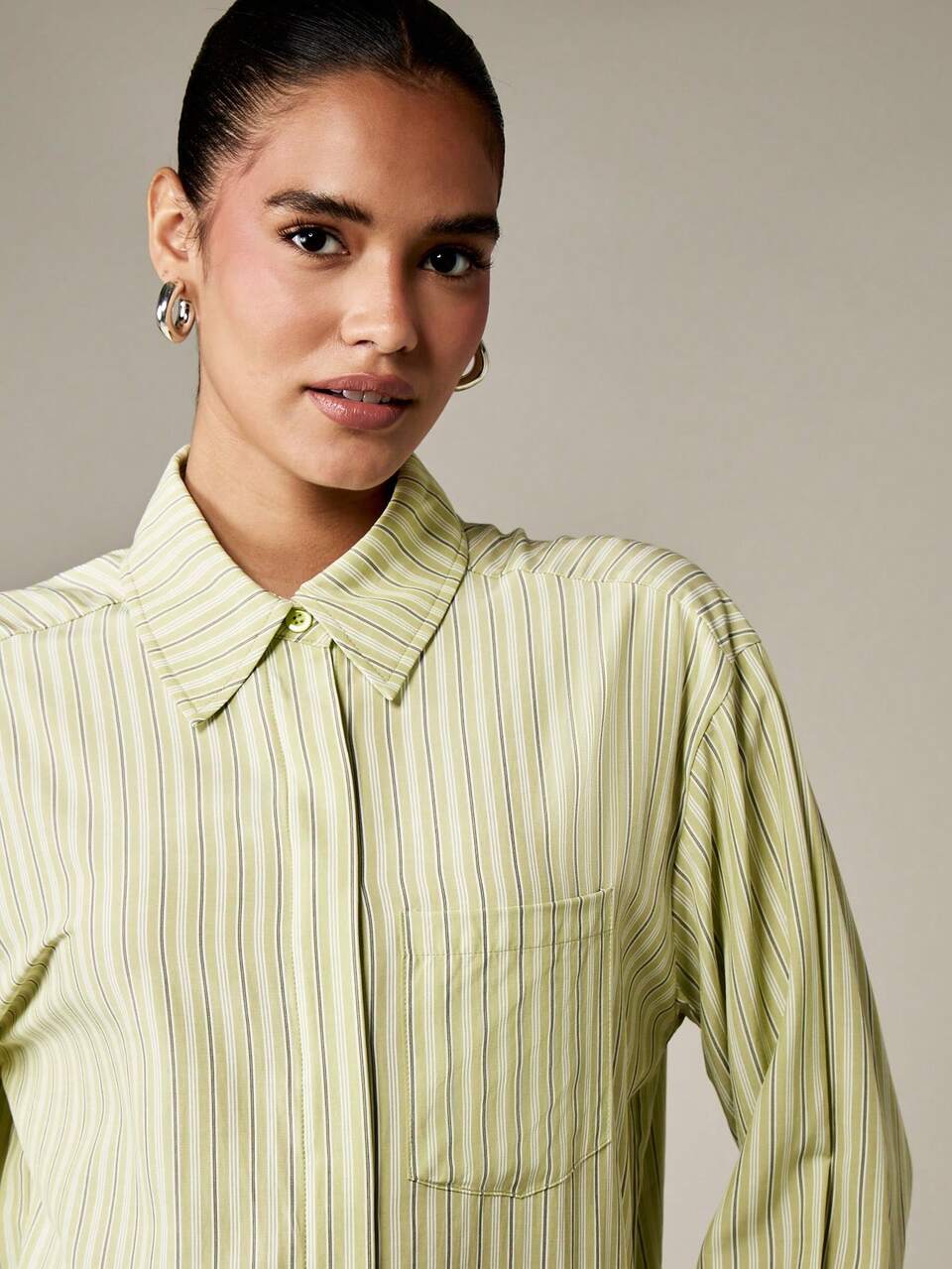 MISSGUIDED Camisa a rayas con botones grandes, informal y casual para primavera, de manga larga con patrón vertical clásico y profesional, ideal para la oficina o para Navidad