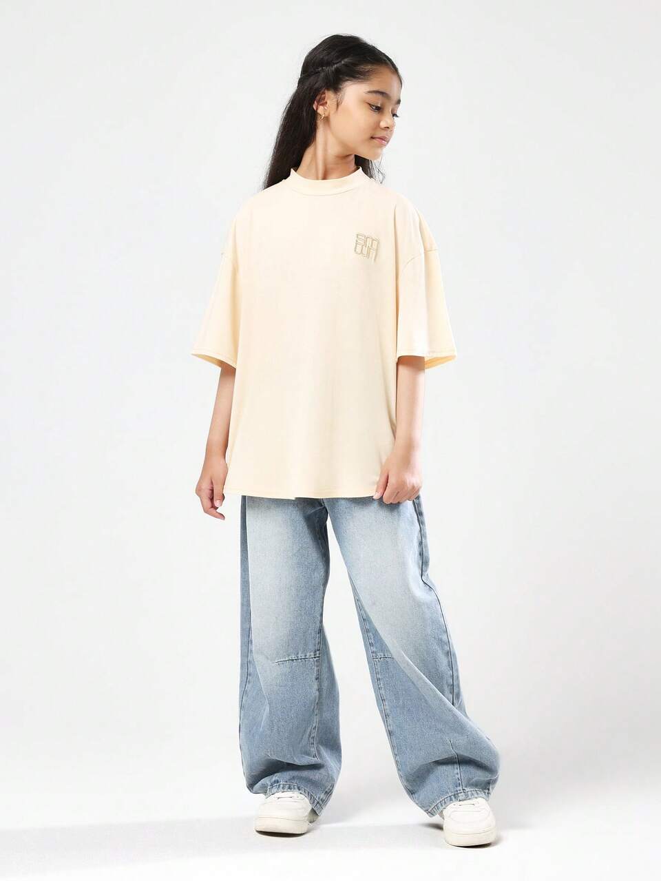 Cremefarbenes Oversize-T-Shirt mit Logo-Stickerei