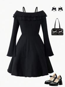 Robe noire pour préadolescentes, minimaliste élégante vintage à épaules dénudées avec double volant à l'ourlet, texture en maille, robe courte à manches longues ajustée. À porter avec une veste, vêtements d'automne - Noir - Voir 2