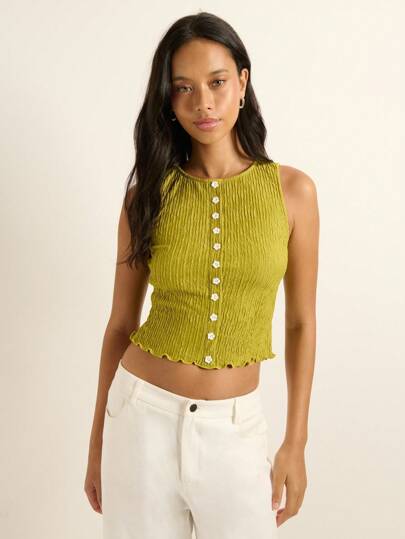 Nöista 这款橄榄绿无袖上衣饰有精致的花卉纽扣和甜美的生菜叶下摆，完美契合田园风情！非常适合搭配秋季服装、返校季或可爱的春秋季女装。