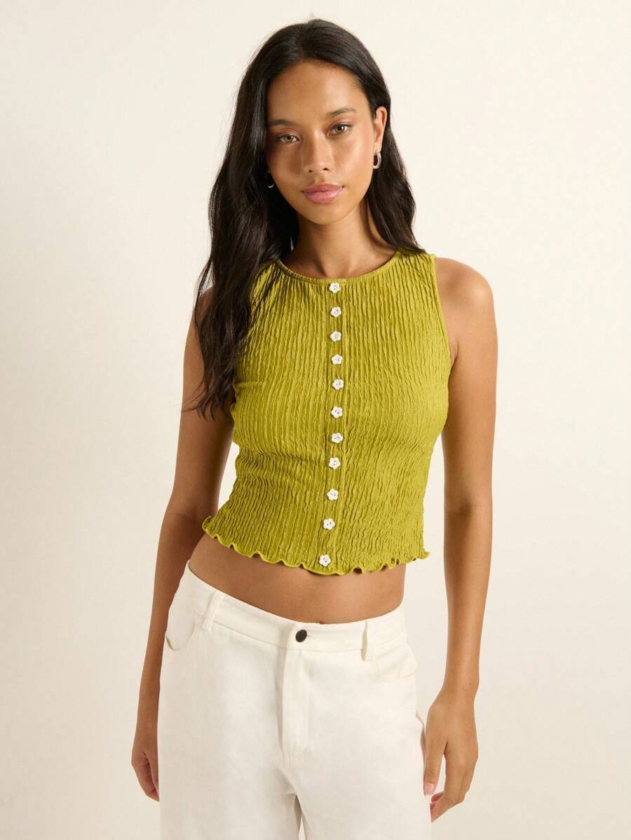 Nöista Esta blusa verde-oliva sem mangas apresenta delicados botões florais e um charmoso acabamento com barra assimétrica - perfeita para um estilo cottagecore! Ideal para usar em camadas com roupas de festa, para a volta às aulas ou para compor looks femininos fofos de primavera e outono. - Verde Azeitona - Ver 1