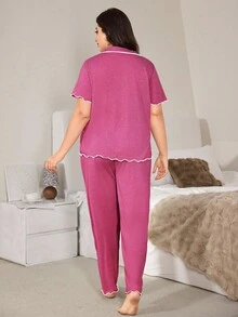 SHEIN Bộ đồ ngủ tay ngắn và quần dài chất liệu vải dệt kim màu hồng cánh sen mềm mại, nhẹ, họa tiết bèo nhún thanh lịch, rộng rãi, cỡ lớn - Màu Hồng Tươi - Xem 2