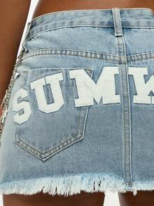 SUMWON WOMEN 复古图案牛仔迷你裙浅色水洗毛边高腰做旧夏季节日磨损下摆链条细节街头风格时尚宣言 - 藍色 - 查看 6