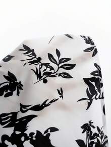 SHEIN PETITE 2件套加大码女式花卉印花褶饰露背上衣和短裤套装 - 彩色 - 查看 3