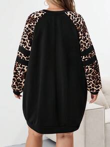 SHEIN CURVE+ Vestido de sudadera casual con mangas raglán y parches de estampado de leopardo para mujer de talla grande en otoño/invierno - Multicolor - Ver 3