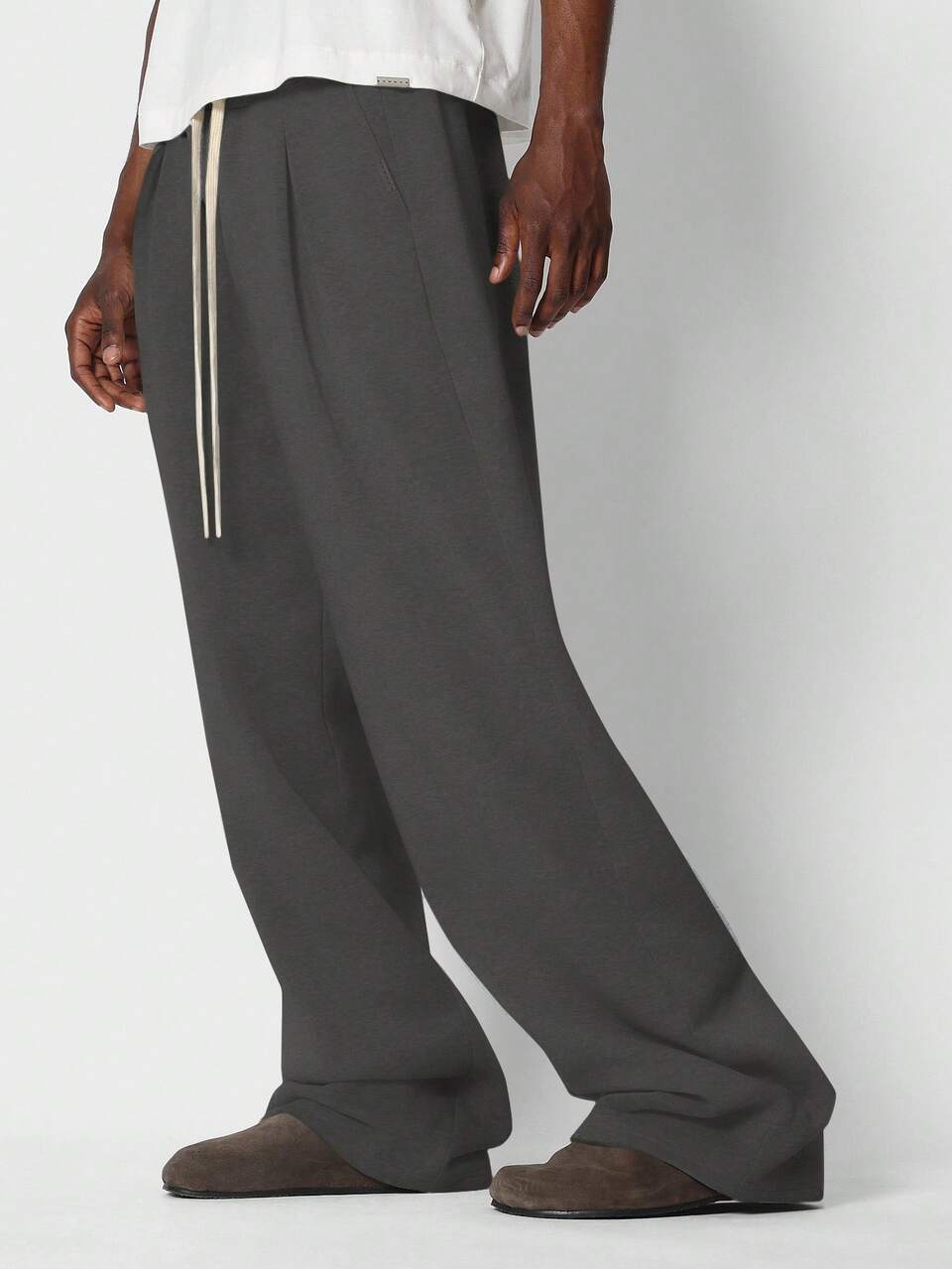 Pantaloni della tuta a gamba larga con pieghe e coulisse in vita