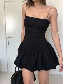 芭蕾舞风格合身腰部云状拼布荷叶边下摆细肩带性感黑色连衣裙，辣妹泡泡裙