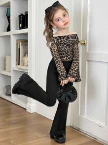 SHEIN 小女孩豹纹网眼露肩喇叭长袖短款上衣搭配纯黑色喇叭裤 2 件套，休闲优雅的日常穿着，小女孩豹纹装小女孩黑色装猎豹印花上衣儿童豹纹上衣小女孩黑色喇叭裤秋冬装 - 藏蓝色 - 查看 2