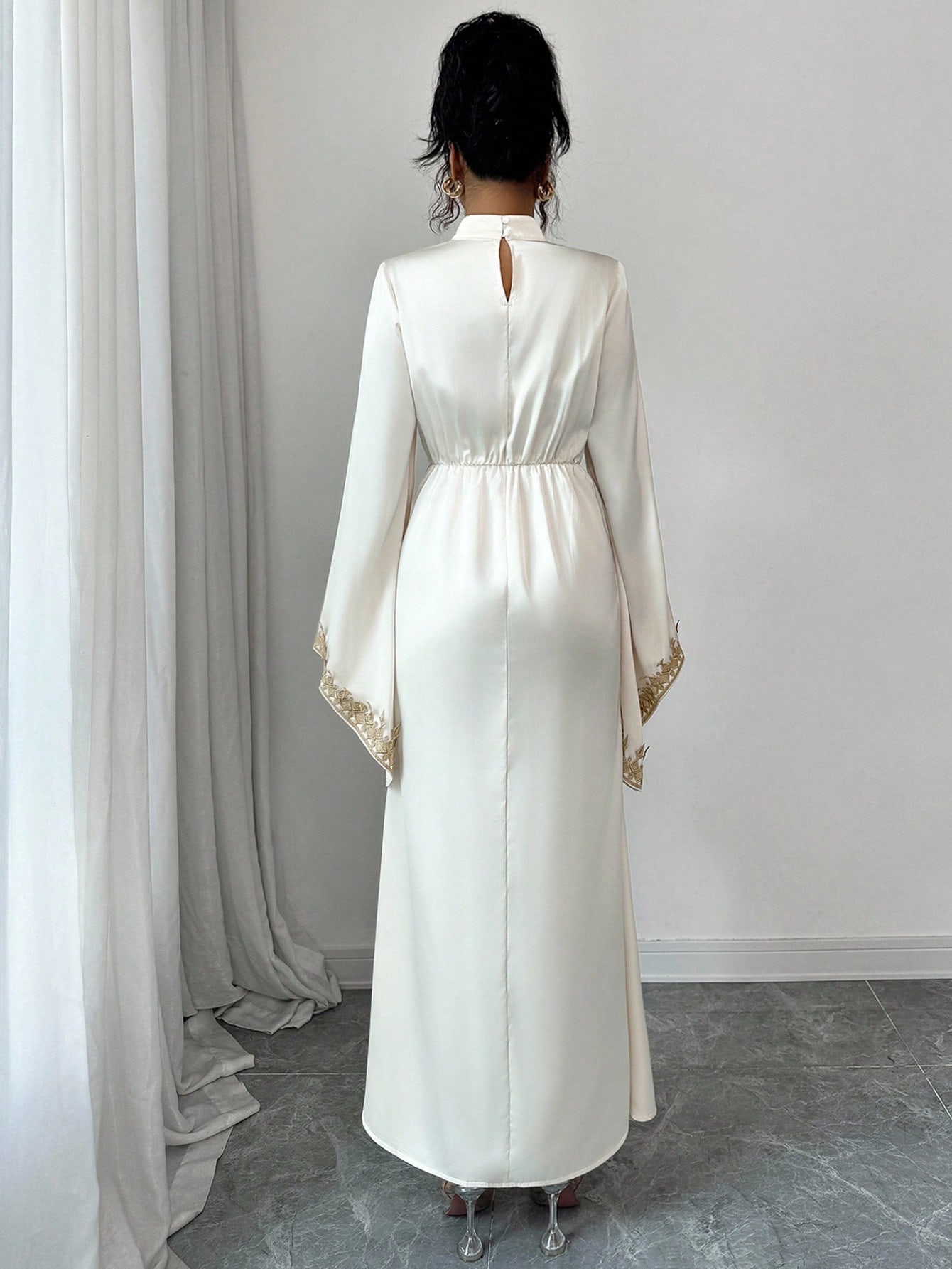 فستان نسائي أنيق بأكمام واسعة مزين بتطريز زهري من...