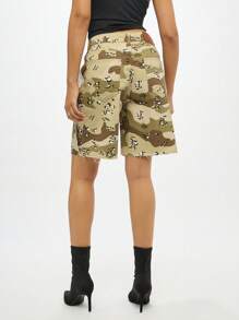 SUMWON WOMEN 沙漠战斗牛仔百慕大短裤高腰内外拼接设计军装迷彩印花夏季节日街头风格休闲日常短裤 - 卡其色 - 查看 2