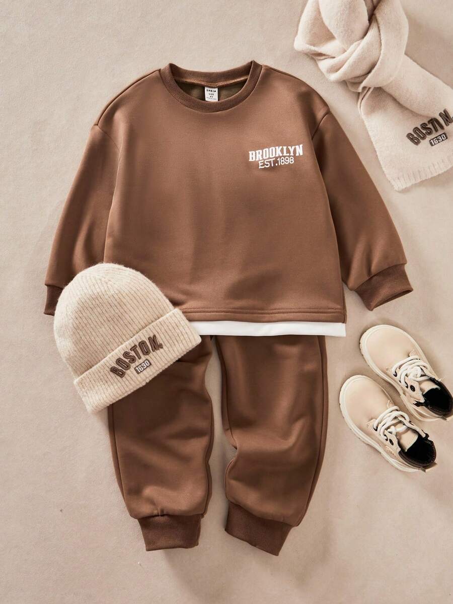 SHEIN Explorewe Casuvi 男童 2 件套,2 合 1 設計針織連帽衫與長褲,英文字母印花,復古學院風,適合秋季、職業日、返校穿搭 - 摩卡棕 - 查看 1