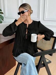 SHEIN Frenchy Blusa negra casual de mujer con pliegues y lazo delantero, ideal para volver al colegio en otoño, conciertos de música country, y atuendo casual de negocios para maestras - Negro - Ver 4
