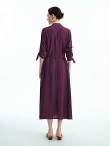 Aalyst 女士春夏单竹结亚麻连衣裙，优雅 V 领纽扣领，宽松版型，蝴蝶结腰带，褶皱肩部，长裙，适合度假和办公室通勤 - 紫紅色 - 查看 2