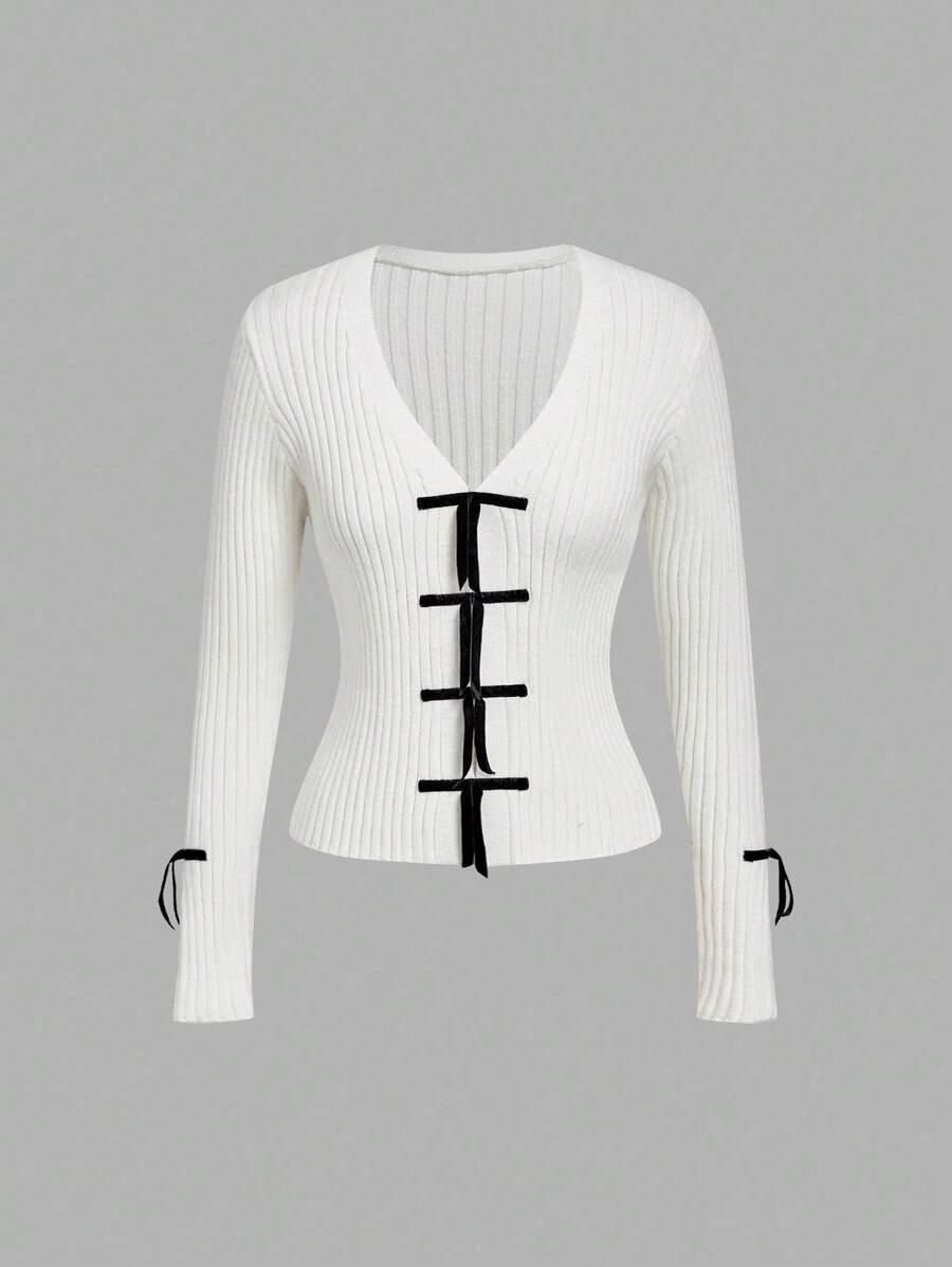SHEIN Unity Cárdigan casual con cuello en V y decoración de lazo, prenda versátil para volver al colegio, cárdigan blanco casual para uso diario, blusas, brunch de mujeres, feria del Renacimiento, conciertos de mujeres, en otoño/invierno - Blanco - Ver 1