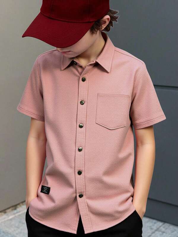 SHEIN Chico preadolescente Camisa con diseño de parche de letra con bolsillo delantero