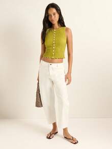 Nöista Esta blusa verde-oliva sem mangas apresenta delicados botões florais e um charmoso acabamento com barra assimétrica - perfeita para um estilo cottagecore! Ideal para usar em camadas com roupas de festa, para a volta às aulas ou para compor looks femininos fofos de primavera e outono. - Verde Azeitona - Ver 6