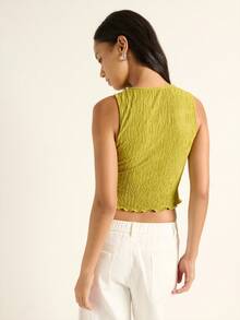 Nöista Esta blusa verde-oliva sem mangas apresenta delicados botões florais e um charmoso acabamento com barra assimétrica - perfeita para um estilo cottagecore! Ideal para usar em camadas com roupas de festa, para a volta às aulas ou para compor looks femininos fofos de primavera e outono. - Verde Azeitona - Ver 2