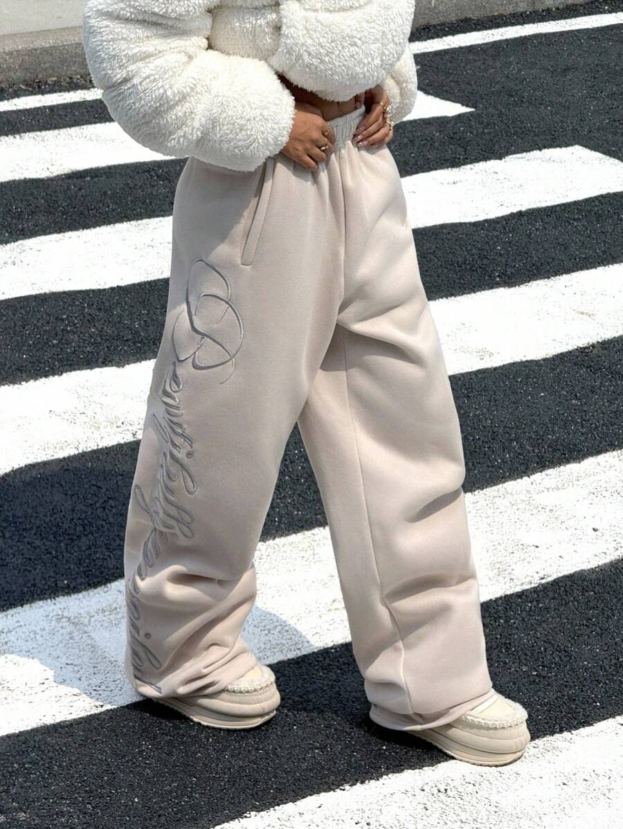 SHEIN EZwear Pantalones de chándal casuales y sueltos con forro térmico y patrón bordado, pantalones de chándal Y2K, pantalones de chándal holgados, otoño - Caqui - Ver 1