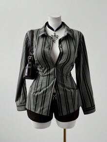 Sweetra Camisa casual de manga larga a rayas de talla grande en color marrón, adecuada para la escuela, el trabajo, ocasiones elegantes y fiestas. Camisa de mujer a rayas vintage con botones. Camisa de mujer a rayas negra y blanca. Camisa de mujer a rayas verticales. Ropa de otoño para mujer.