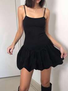 芭蕾舞风格合身腰部云状拼布荷叶边下摆细肩带性感黑色连衣裙，辣妹泡泡裙