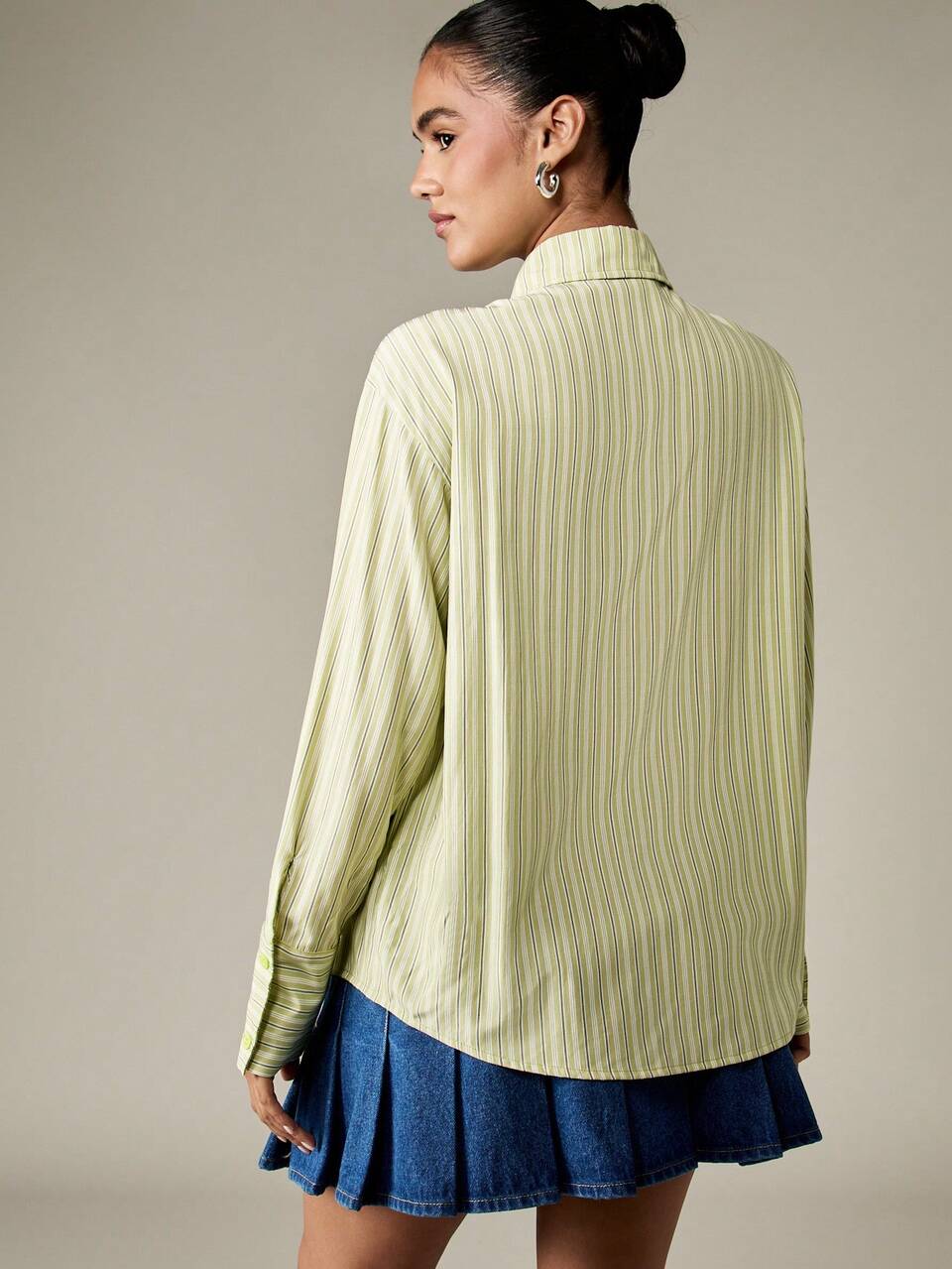 MISSGUIDED Camisa a rayas con botones grandes, informal y casual para primavera, de manga larga con patrón vertical clásico y profesional, ideal para la oficina o para Navidad